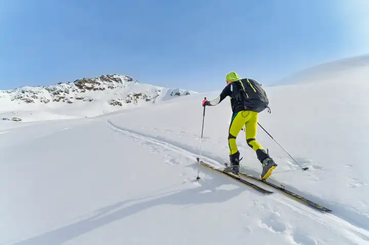 Ein Skitourengeher mit Robbenfell, der nur bergauf fährt