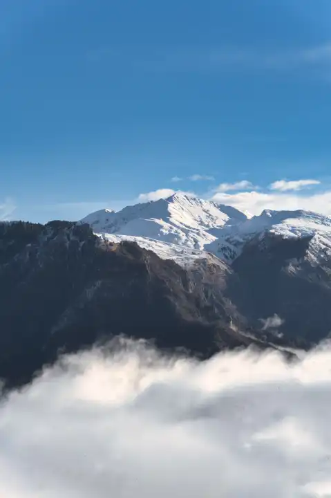 Vertikale Berglandschaft mit Wolken Land und Himmel auf den italienischen Alpen
