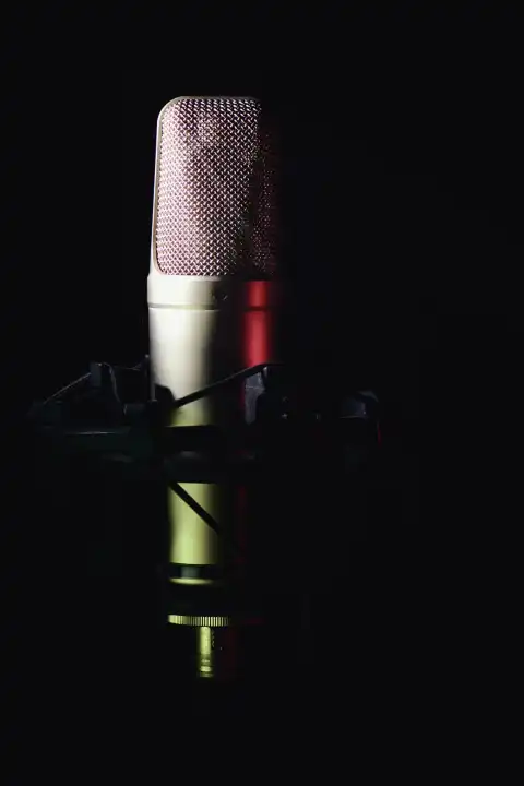 Studiomikrofon für Sendungen auf schwarzem Hintergrund