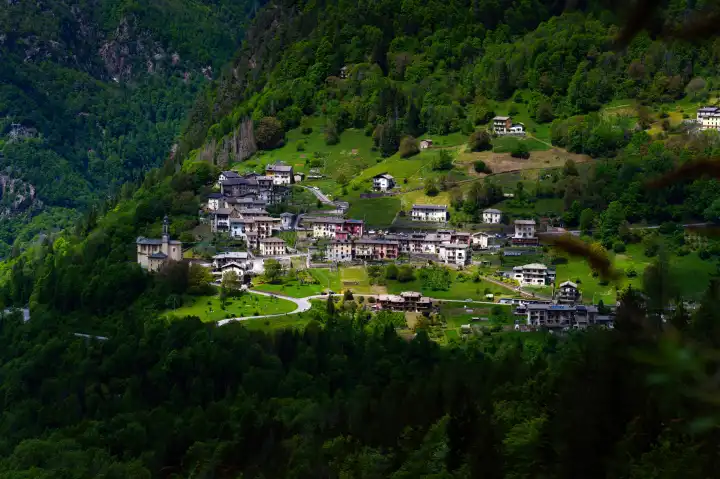 Die kleine Stadt Baresi im Brembana-Tal Bergamo Norditalien