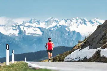 Mann rennt auf Alpenpass in den italienischen Alpen