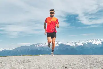 Marathonläufer trainiert in großer Höhe auf einem Alpenpass in den Alpen