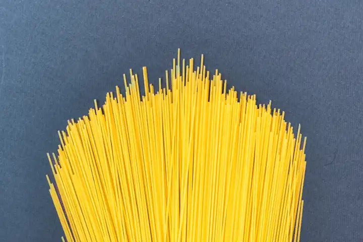 Pasta einige Spaghetti auf hellblauem Hintergrund