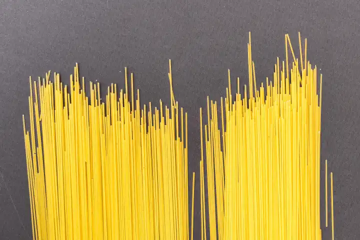 Pasta einige Spaghetti auf neutralem Hintergrund