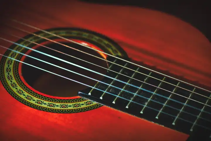 Detail der Nylonsaiten einer klassischen Gitarre auf neutralem Hintergrund