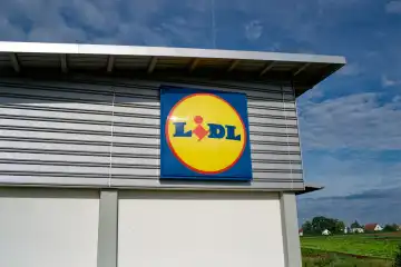 Symbolbild Einzelhandel, großes Logo des Discounters Lidl