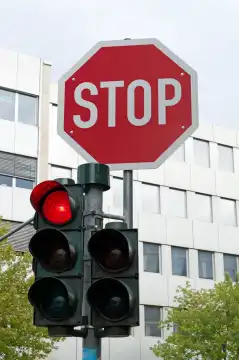Symbolbild Anhalten, Stopp: Ampel auf rot und Stopschild