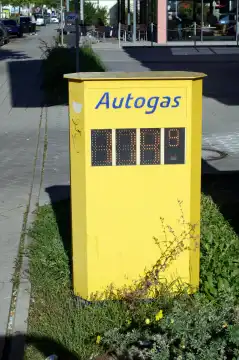 Pylon mit Hinweis auf Autogas und Preisanzeige