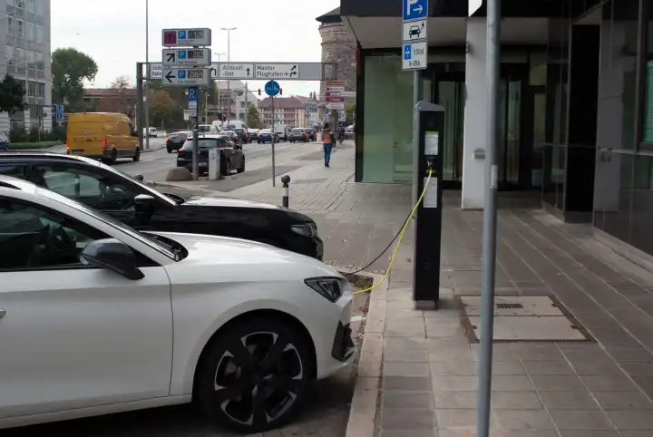 Elektromobilität: E-Autos werden an einer an einer öffentlichen Ladesäule geladen