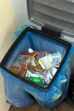 Recycling und Mülltrennung, Behälter für Plastikabfall gefüllt mit Verpackungsmüll