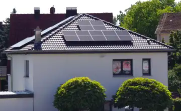 Alternative Energie, Photovoltaikmodule auf dem Dach eines Einfamilienhauses