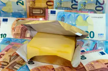 Symbolbild Preissteigerung bei Lebensmitteln; Ein Stück Butter vor Geldscheinen