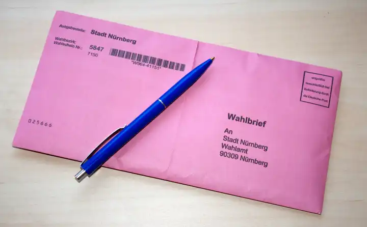 Symbolbild Landtagswahl Bayern, Nürnberg, Umschlag eines Wahlbriefs für die Briefwahl und kugelschreiber