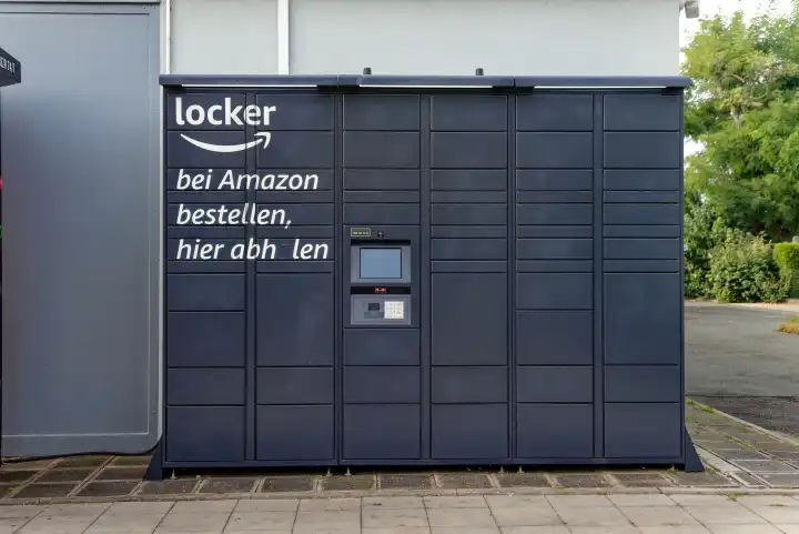 Packstation von Amazon zum Empfangen und Versenden von Paketen rund um die Uhr