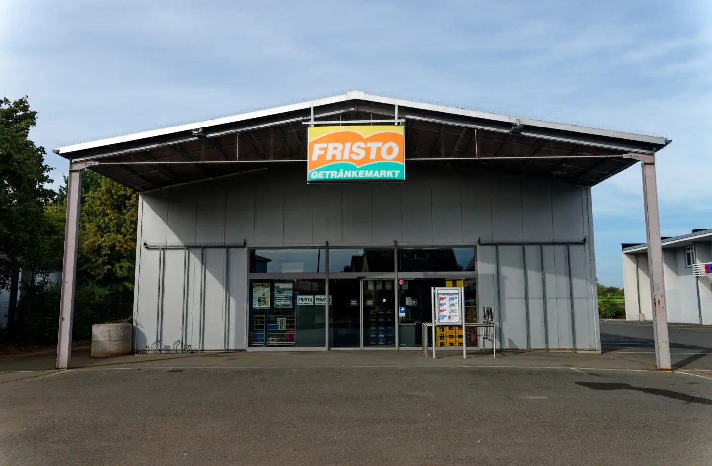 Shop window and logo of the beverage retailer Fristo