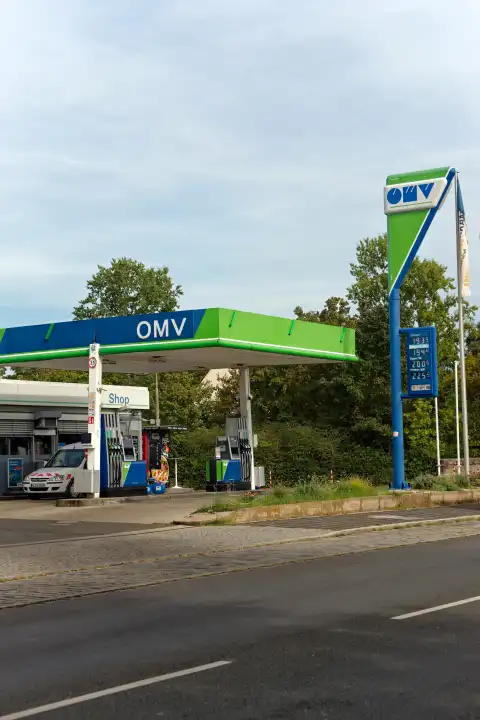 OMV Tankstelle mit Pylon mit dem Firmenlogo