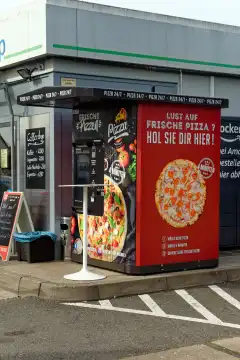 Fast food: pizza machine at a gas station