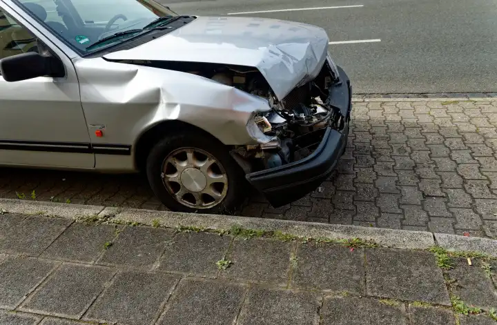 Kfz-Unfall: Fahrzeug mit Schaden im Frontbereich