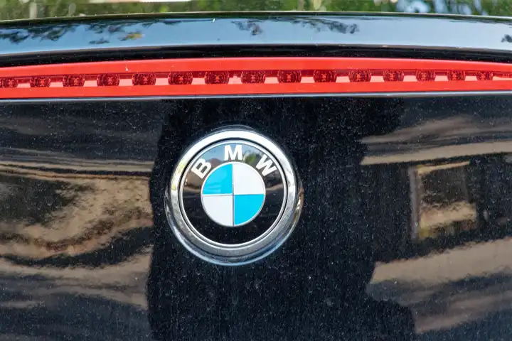 Automobilindustrie, Symbolbild: Kühlergrill mit Emblem der Marke BMW