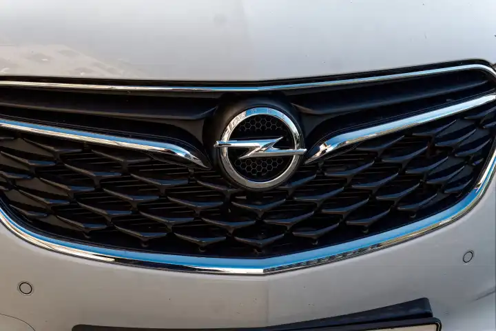 Automobilindustrie, Symbolbild: Kühlergrill mit Emblem der Marke Opel
