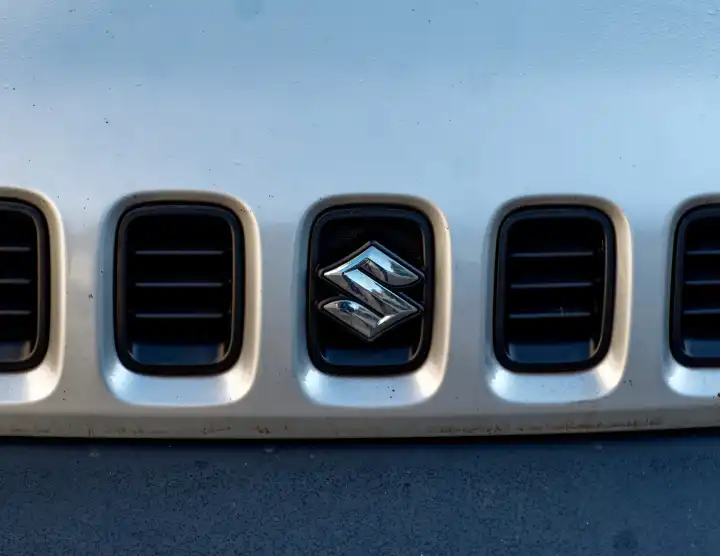 Automobilindustrie, Symbolbild: Kühlergrill mit Emblem der Marke Suzuki