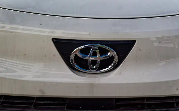 Automobilindustrie, Symbolbild: Kühlergrill mit Emblem der Marke Toyota