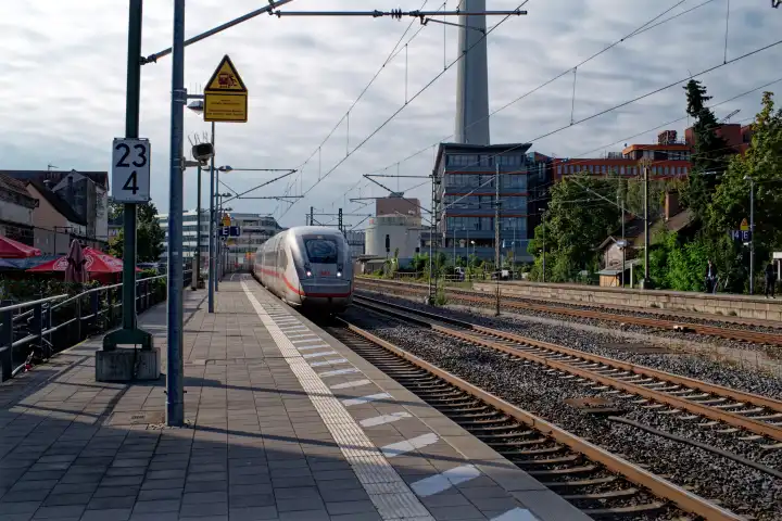 ICE fährt in den Bahnhof ein; Erlangen, Bayeern, Deutschland