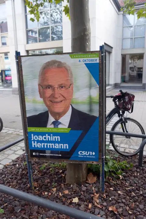 Wahlplakat der CSU mit Bild des bayerischen Innenministers Joachim Herrmann in Erlangen