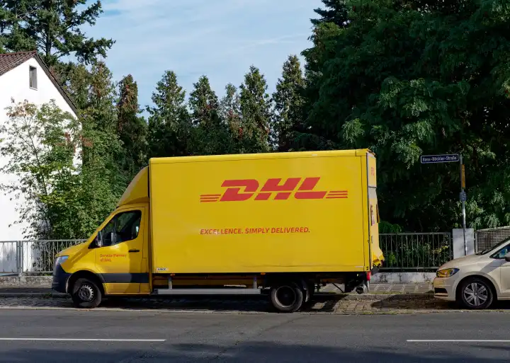 Transporter von DHL auf der Straße