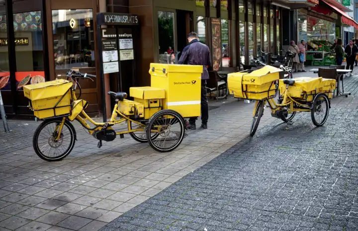 Zwei Lastenräder der deutschen Post, von DHL, zur Zustellung von Postsendungen in der Stadt