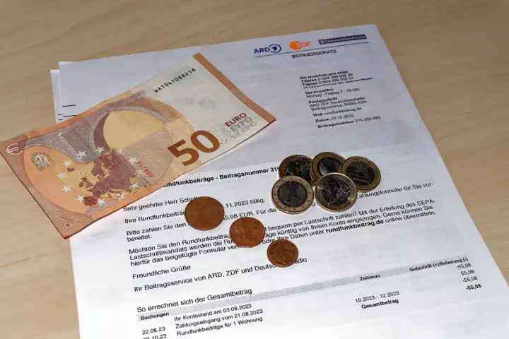 Symbolbild: Kosten von TV, Radio und Internet, Rundfunkgebührenbescheid mit 55,09 € in Schein und Münzen