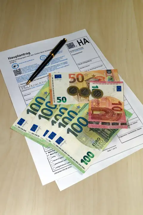 Symbolbild Bürgergelderhöhung: Antrag mit Stift und 563 Euro