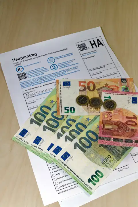 Symbolbild Bürgergelderhöhung: Antrag mit 563 Euro