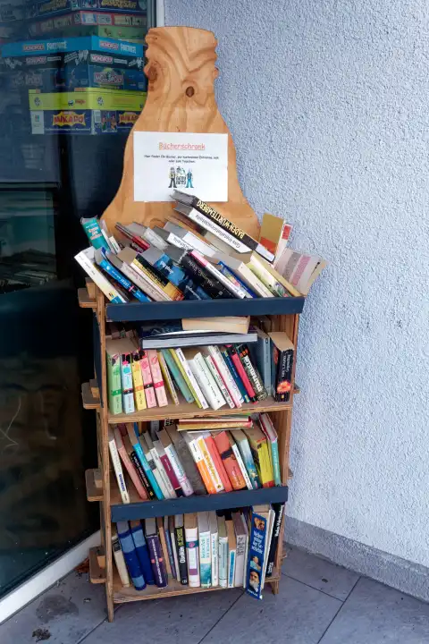 Regal mit antiquarischen Büchern zum kostenlosen Mitnehmen und Tauschen