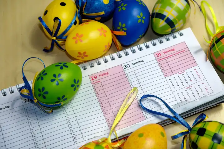Symbolisches Bild der Osterfeiertage: Ostereier auf einem Kalender, der die Osterfeiertage 2024 zeigt