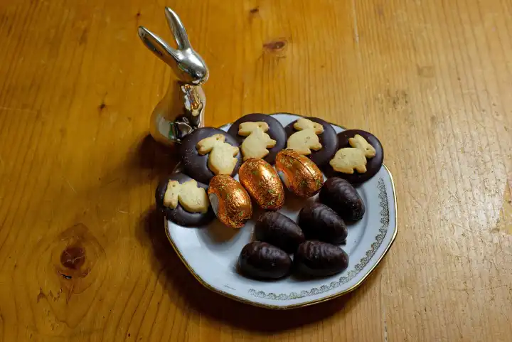 Süßigkeiten zu Ostern: Ostereier, Schokoladentaler mit Osterhasen auf einem Teller