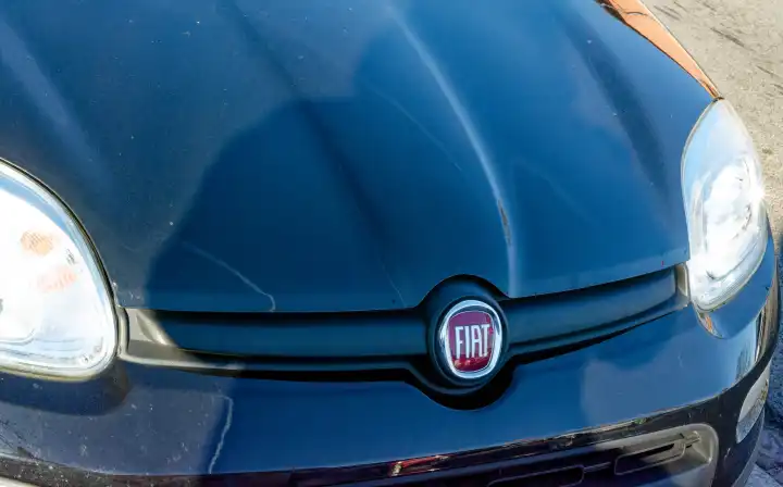 Logo der Automarke Fiat auf dem Kühlergrill eines Fahrzeugs