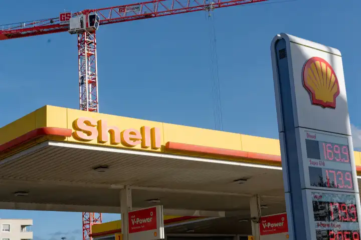 Tankstelle der Firma Shell mit Schriftzug und Pylon mit Logo und Preisangaben
