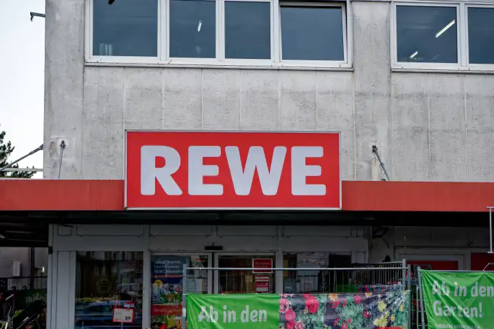 Logo der Supermarktkette Rewe an der Fassade einer Filiale