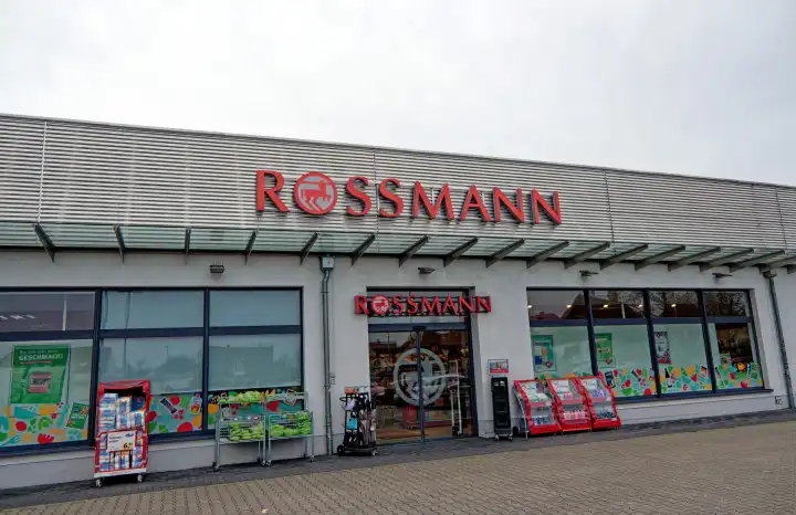 Logo der Drogeriemarktkette Rossmann an der Fassade einer Filiale
