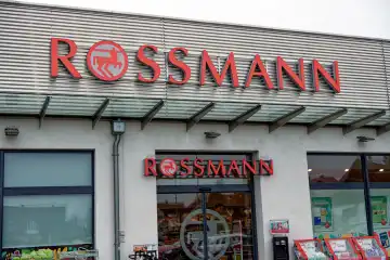 Logo der Drogeriemarktkette Rossmann an der Fassade einer Filiale