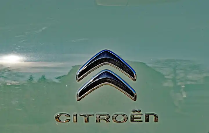 Markenzeichen und Schriftzug der Firma Citroen auf einem Fahrzeug