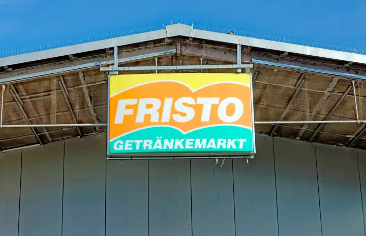 Firmenschild der Getränkehandelskette Fristo am Giebel eines Getränkemarktes