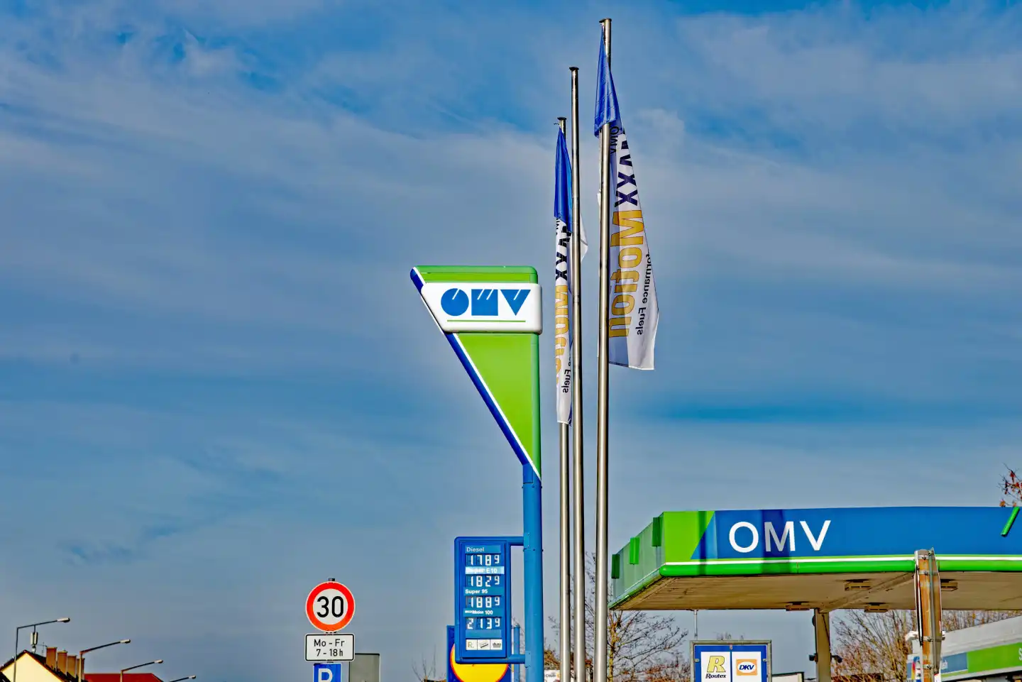 Tankstelle: Pylon mit dem Symbol des Mineralölkonzerns ÖMV