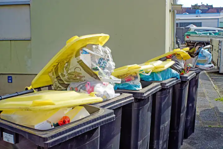 Überfüllte Mülltonnen für die Sammlung von Verpackungsmüll
