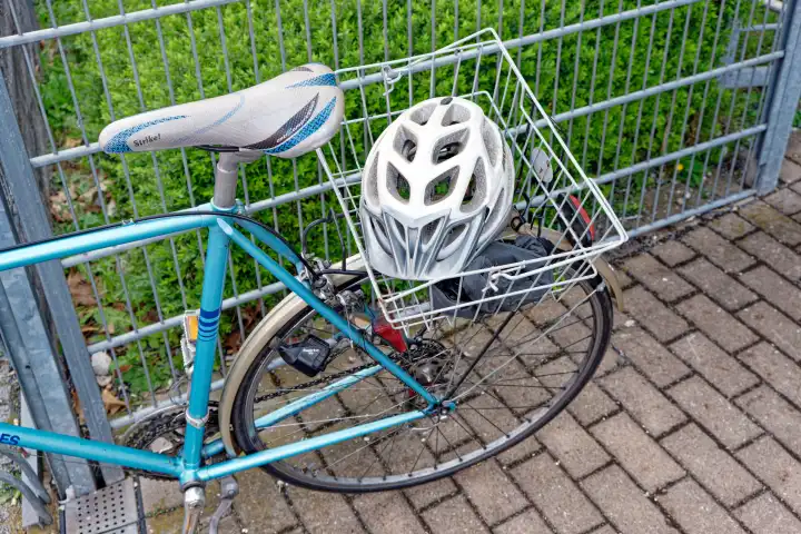 Sicherheit im Verkehr: Fahrradhelm liegt auf dem Gepäckträger eines Fahrrads