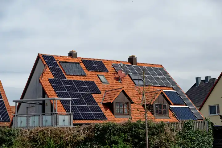 Photovoltaikanlagen zur Stromgewinnung auf einem Hausdach
