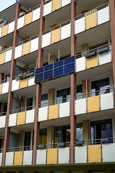 Balkonkraftwerk, Photovoltaikelemente an einer Wohnhausfassade mit Balkonen