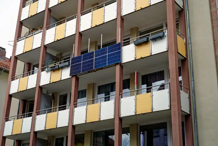 Balkonkraftwerk, Photovoltaikelemente an einer Wohnhausfassade mit Balkonen