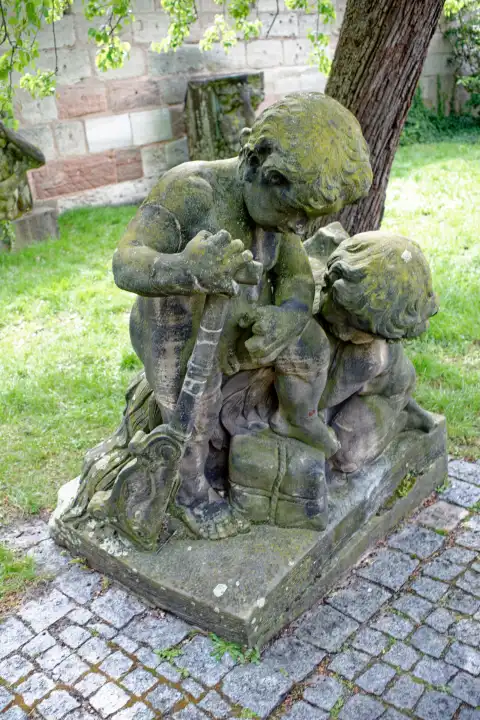 Sandsteinskulptur im Bürgermeistergarten an der Stadtmauer in Nürnberg, Bayern, Deutschland